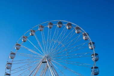 Bournemouth Dorset Birleşik Krallık - 19 Ekim 2018: Bournemouth büyük tekerlek cazibe Pier yaklaşım arka planda mavi gökyüzü ile