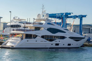 Poole Dorset Uk - 20 Ekim 2018: monte ediliyor lüks Sunseeker yat dock Poole Harbour