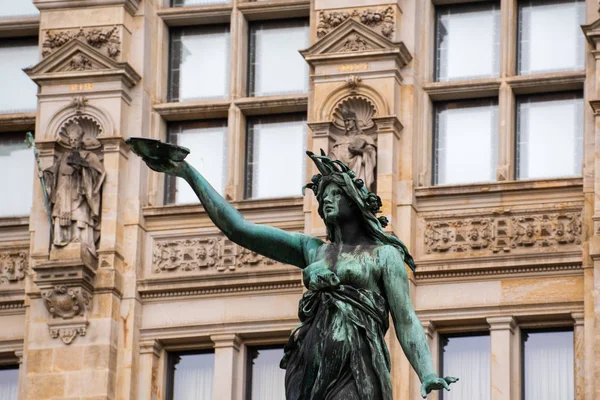 Detalle Estatua Adornada Mujer Fuente Con Edificio Antiguo Fondo —  Fotos de Stock