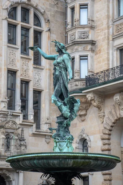 Estatua Mujer Adornada Fuente Con Edificio Antiguo Fondo — Foto de Stock