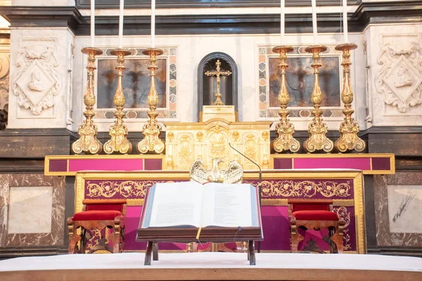 Bibbia Con Vista Sul Grande Altare Cattedrale Con Enormi Candele — Foto Stock
