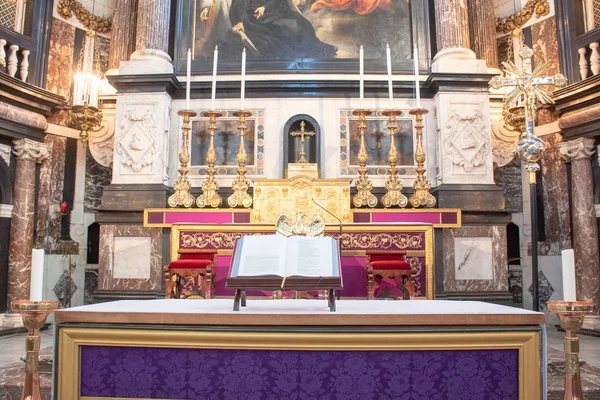 Bíblia Com Vista Para Grande Altar Enorme Catedral — Fotografia de Stock