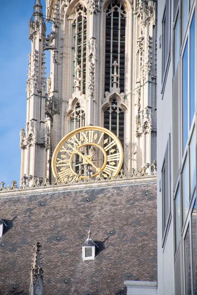 背の高いゴシック様式の塔時計 — ストック写真