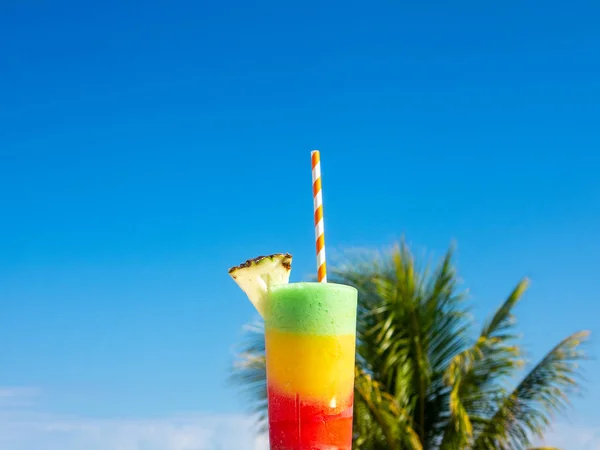 Veelkleurige Cocktail Met Palmbomen Blauwe Hemelachtergrond — Stockfoto