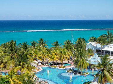 Ocho Rios Jamaika -1 Şubat 2019: deniz arka planda yukarıdaki Karayip Yüzme Havuzu
