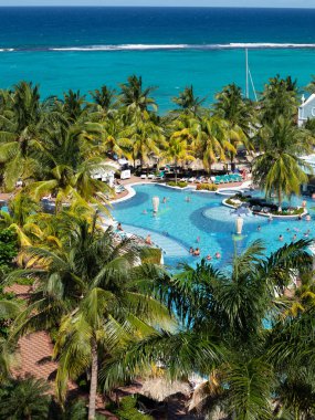 Ocho Rios Jamaika -1 Şubat 2019: Karayip Yüzme Havuzu deniz arka planda yukarıdan izlendi