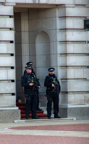 Παλάτι Του Μπάκιγχαμ Ηνωμένο Βασίλειο Μαΐου 2019 Τρεις Οπλισμένοι Αστυνομικοί — Φωτογραφία Αρχείου