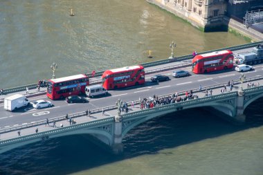 Londra Birleşik Krallık -13 Mayıs 2019: Londra Otobüsleri ile yukarıdan Westminster Köprüsü