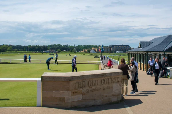 セントアンドリューススコットランド英国 2019 象徴的なセントアンドリュースゴルフコースの入り口近くのゴルファー — ストック写真
