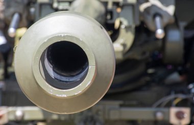 Büyük silahın namlusu aşağı bakıyor