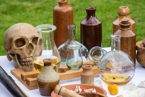 Tabel Van Middeleeuwse Apotheker Met Flessen Potten Schedel — Stockfoto