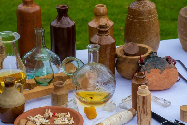 Middeleeuwse Apotheker Tafel Met Glazen Flessen Potten — Stockfoto