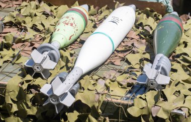 Üç topçu askeri mermisi