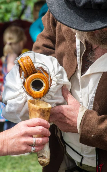 Reenactor Mittelalterlichem Kostüm Gießt Ein Getränk Horn Becher — Stockfoto