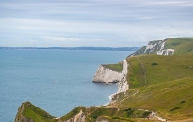 Dorset Jurassic Coast Lulworth boyunca bakıyor