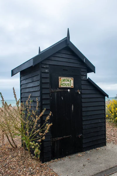 Régimódi Smoke House Strand Szélén — Stock Fotó