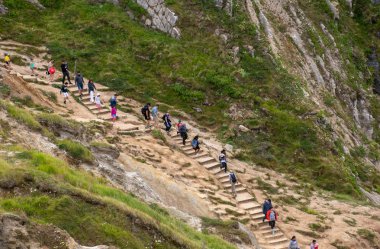 Lulworth Dorset Türkiye 21 Temmuz 2019 -: Walkers Durdle Door plaja adım