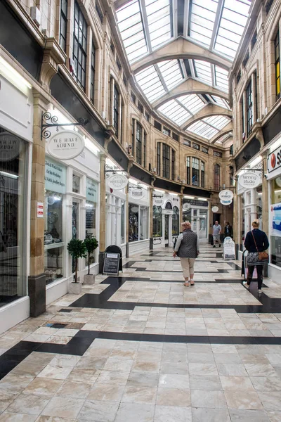 Worthing Storbritannien Juli 2019 Indoor Royal Shopping Mall Med Krökt — Stockfoto