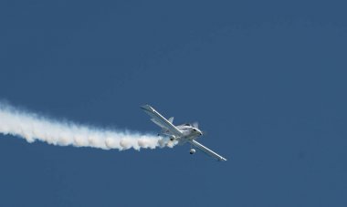 Clacton Türkiye 23 Ağustos 2019 -: Clacton Airsho'da beyaz dumanı takip eden dublör uçak