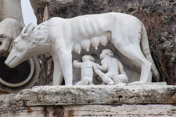 Estatua Rómulo Remus Fundadores Roma Alimentándose Lobo — Foto de Stock