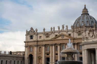 St. Peters Roma meydandan izlendi