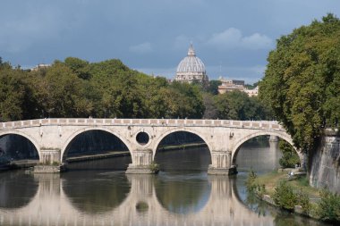 Tiber Nehri ve Roma 'nın arkasında Aziz Peters köprüsü
