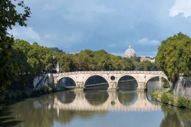 Tiber Nehri ve Sisto Köprüsü ile St. Peters arasında Roma 'ya mesafe var.