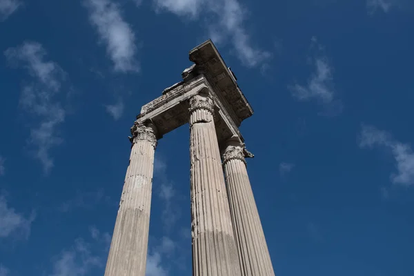 Looking Upward Roman Pillars — Stock Photo, Image