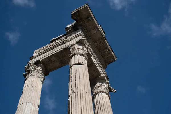 Close Looking Top Roman Pillars — Stock Photo, Image