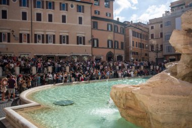 Roma İtalya - 30 Eylül 2019: Trevi Çeşmesi büyük bir turist grubuyla