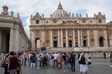 Roma İtalya - 1 Ekim 2019: Meydandan Aziz Peters Bazilikası