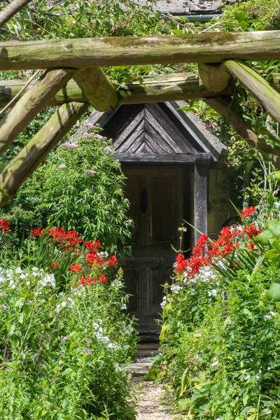 Toegangspoort Naar English Country Cottage Met Rode Witte Bloemen Voorgrond — Stockfoto