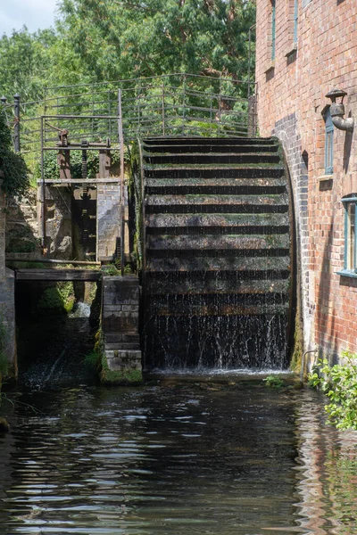Großes Wassermühlenrad Arbeitet Bach — Stockfoto