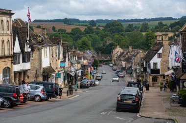 Burford Oxfordshire Uk- 19 Temmuz 2020: Cotswold Kasabası 'na doğru tepeden aşağı bakıyor