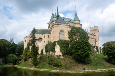 Bojnice Kalesi Slovakya Hendeği önplanda
