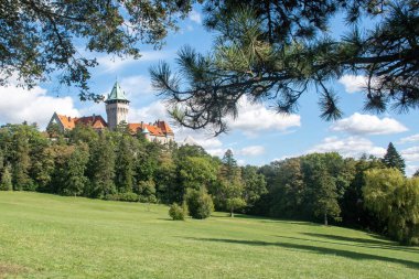 Önünde bahçeler olan Smolenice Şatosu