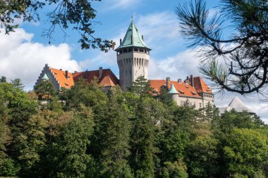 Ağaçların arasından Smolenice Şatosu