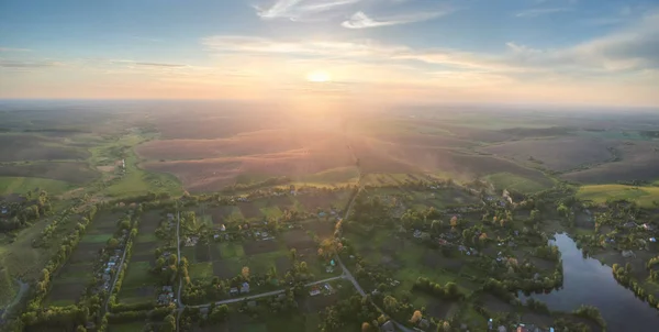 美しい村で夕日の空中パノラマ ストック画像