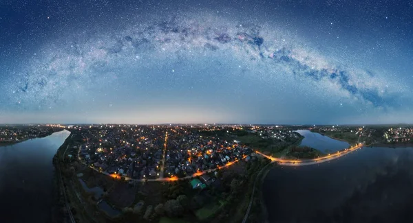 夜の街と川に映った星空の空中パノラマ ストック写真