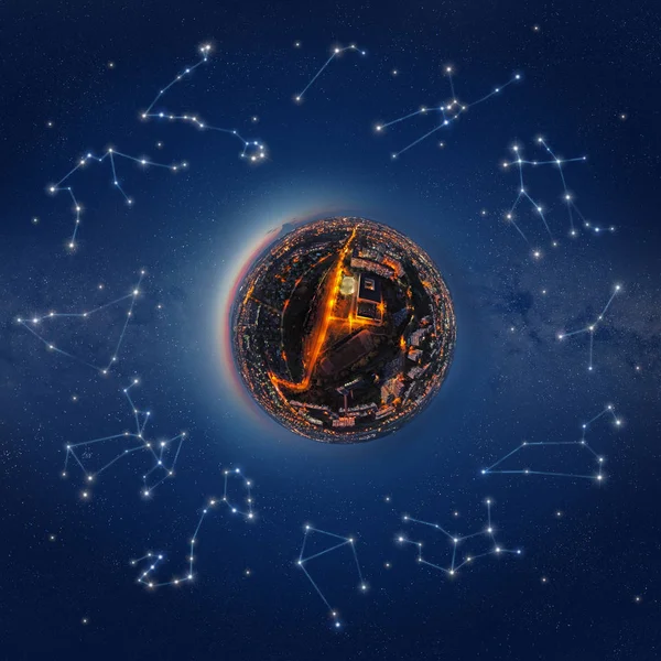 星や星座の星座に囲まれた小さな惑星のイラスト ロイヤリティフリーのストック写真