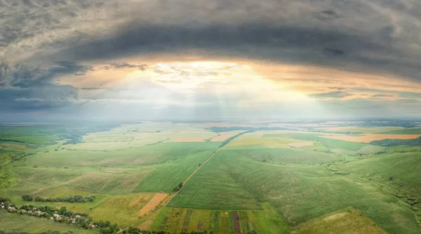 農地を軽く太陽光線で劇的な空の空中パノラマ ストック写真
