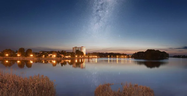 Panorama Cais Cidade Brilhante Láctea Sobre Ele — Fotografia de Stock