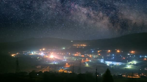 Dağ Kasabası Üzerinde Yıldızlı Gece Gökyüzü Sorunsuz Döngüye Timelapse — Stok video