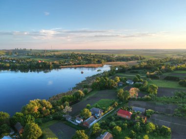Köy üzerinde sakin gün batımı