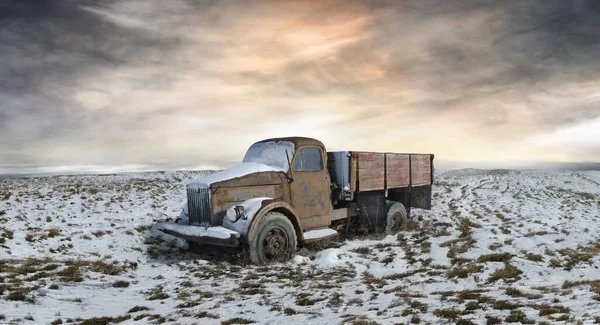 Une Photo Camion Soviétique Abandonné Milieu Une Plaine Enneigée Photo De Stock