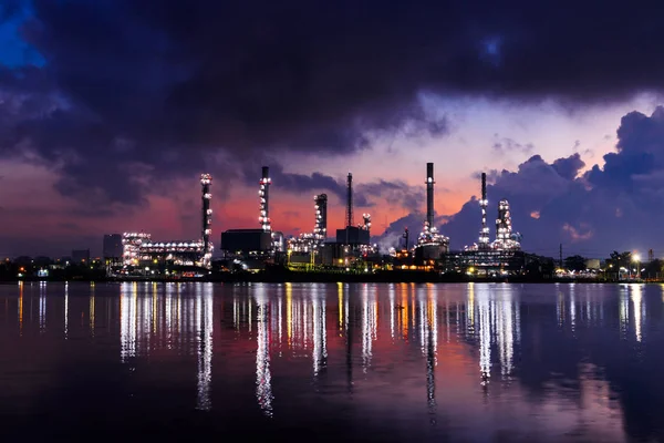 Alacakaranlık Gece Petrol Rafinerisi — Stok fotoğraf