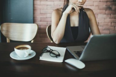 genç kadınların çalışma ve kullanılan bilgisayar, çalışma kavramı.