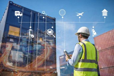 Foreman kontrol, kargo nakliye gemisinden ithalat için konteynır kutusu yüklüyor. Ustabaşı, sanayi konteynır nakliye gemisini kontrol ediyor..