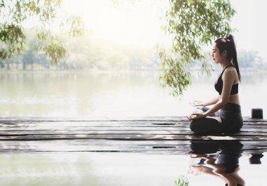huzurlu bir atmosferde yoga yaparken genç kadın meditasyon