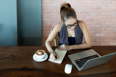 genç kadınların çalışma ve kullanılan bilgisayar, çalışma kavramı